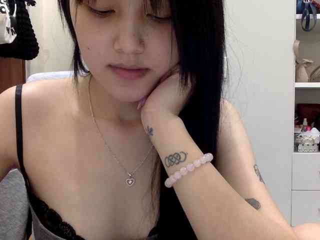 Alina-2k webcam