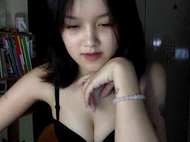 Alina-2k webcam