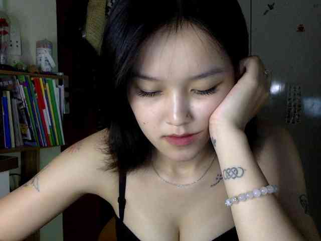 Alina-2k webcam