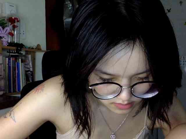 Alina-2k webcam