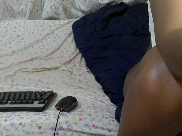le modèle Petitepretti est en webcam porno dans un show sur le site bongacams, il possède les tags suivants: Ebony,Brunette,Hairy