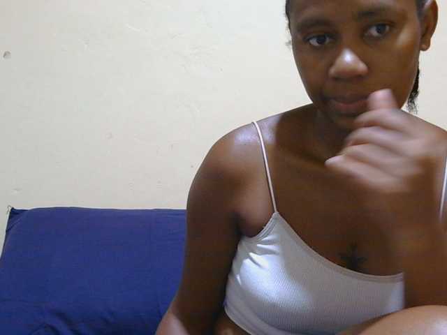 Petitepretti live cam preview