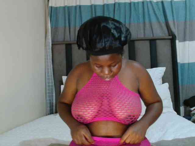 Bigtitsebonyy webcam