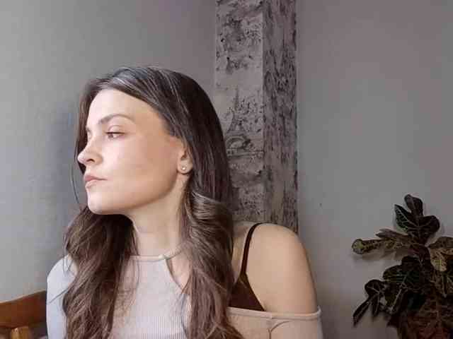 Este modelo está en vivo ahora. MaisieFresta