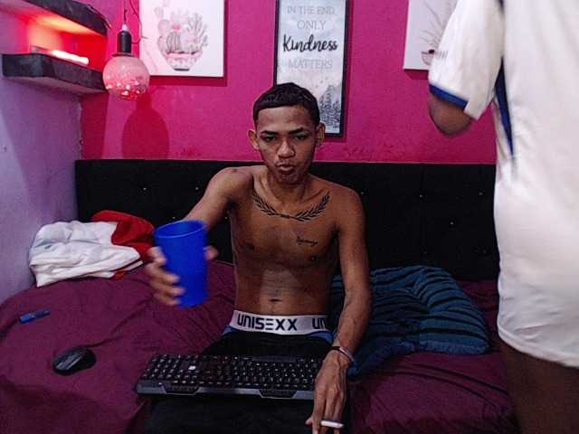 blacktwinks live cam on BongaCams