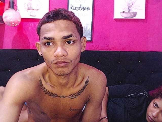 le modèle blacktwinks est en webcam porno dans un show sur le site bongacams, il possède les tags suivants: Latino/Hispanic,Brunette,Shaved