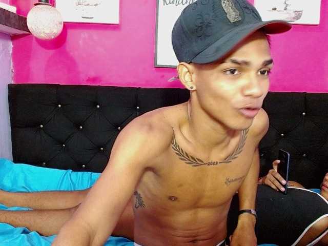 blacktwinks live cam on BongaCams