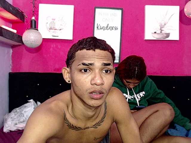 blacktwinks live cam on BongaCams