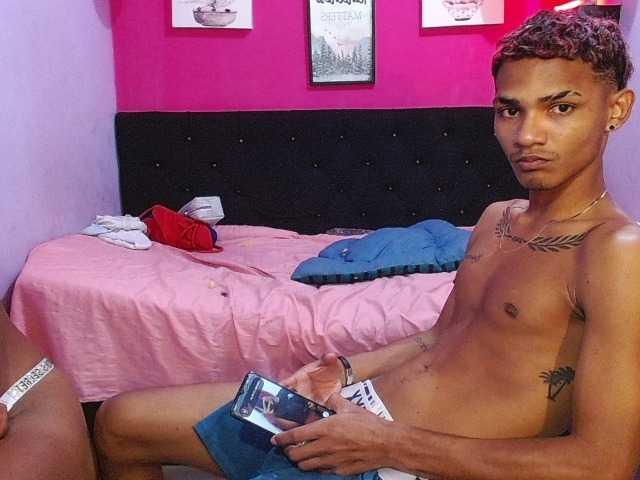 blacktwinks live cam on BongaCams