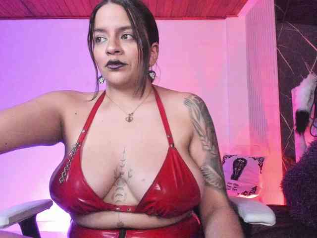 यह मॉडल अभी लाइव है. victoriafloyd1