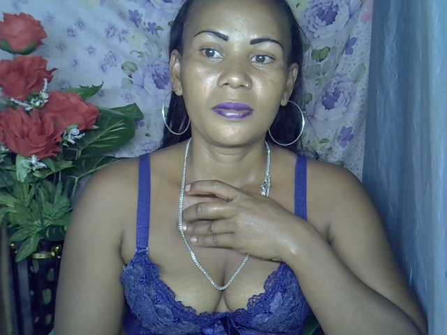 le modèle Samirayah est en webcam porno dans un show sur le site bongacams, il possède les tags suivants: Ebony,Brunette,Hairy