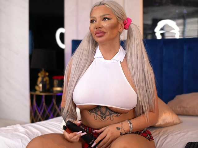 BlancheLuxe — live female cam