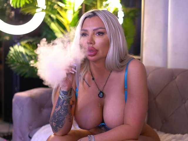 BlancheLuxe live cam on BongaCams