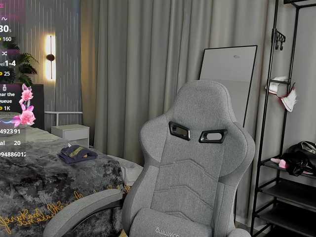 Linda-Zefir live cam on BongaCams