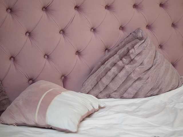 le modèle AntoniaCapri est en webcam porno dans un show sur le site bongacams, il possède les tags suivants: White/Caucasian,Brunette,Shaved