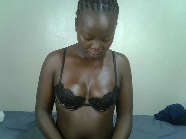 le modèle Ebonycherry est en webcam porno dans un show sur le site bongacams, il possède les tags suivants: Ebony,Brunette,Trimmed