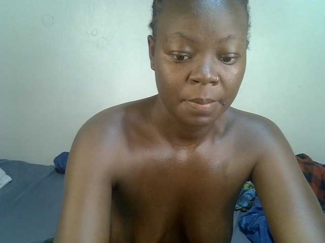 le modèle Ebonycherry est en webcam porno dans un show sur le site bongacams, il possède les tags suivants: Ebony,Brunette,Trimmed
