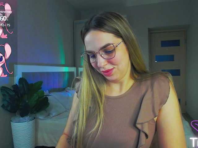 le modèle AlexandraCandy est en webcam porno dans un show sur le site bongacams, il possède les tags suivants: White/Caucasian,Blonde,Shaved