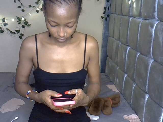 le modèle PetiteAlexa est en webcam porno dans un show sur le site bongacams, il possède les tags suivants: Ebony,Brunette,Trimmed