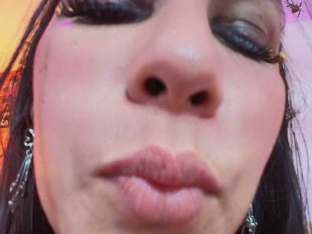 le modèle RossyMarks est en webcam porno dans un show sur le site bongacams, il possède les tags suivants: Latino/Hispanic,Brunette,Hairy