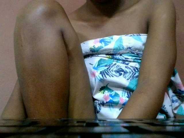 le modèle Estela est en webcam porno dans un show sur le site bongacams, il possède les tags suivants: Ebony,Brunette,Hairy