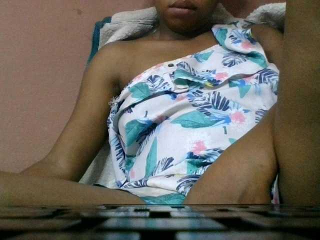 le modèle Estela est en webcam porno dans un show sur le site bongacams, il possède les tags suivants: Ebony,Brunette,Hairy