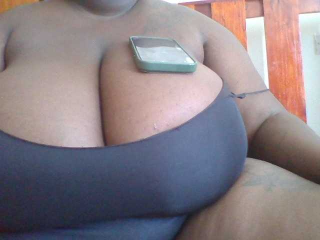 Chocoboobies, en directo ahora en BongaCams
