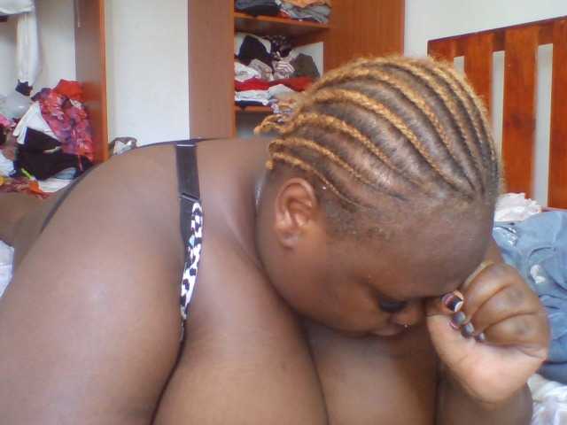le modèle Chocoboobies est en webcam porno dans un show sur le site bongacams, il possède les tags suivants: Ebony,Brunette,Shaved