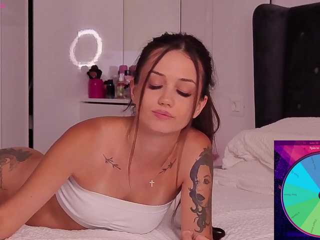Glossy live cam on BongaCams
