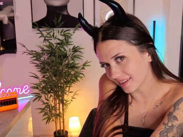 Glossy live cam on BongaCams