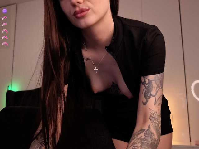 Glossy live cam on BongaCams