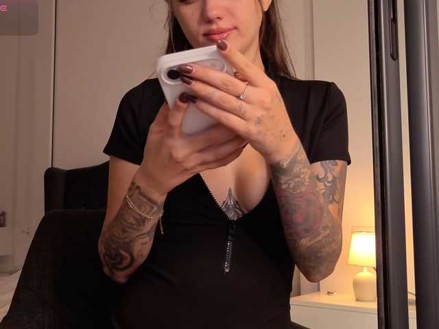 Glossy live cam on BongaCams