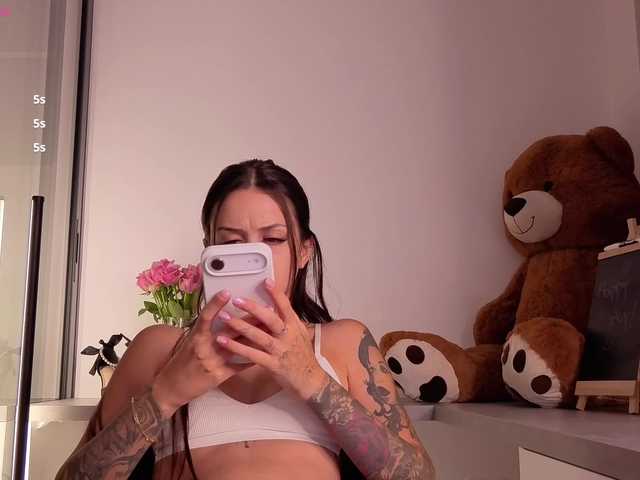 Glossy live cam on BongaCams
