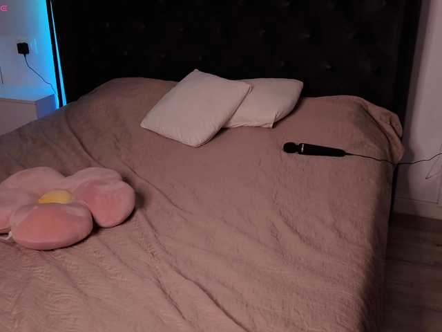 Glossy live cam on BongaCams