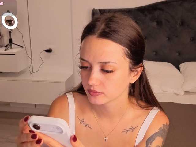 Glossy live cam on BongaCams