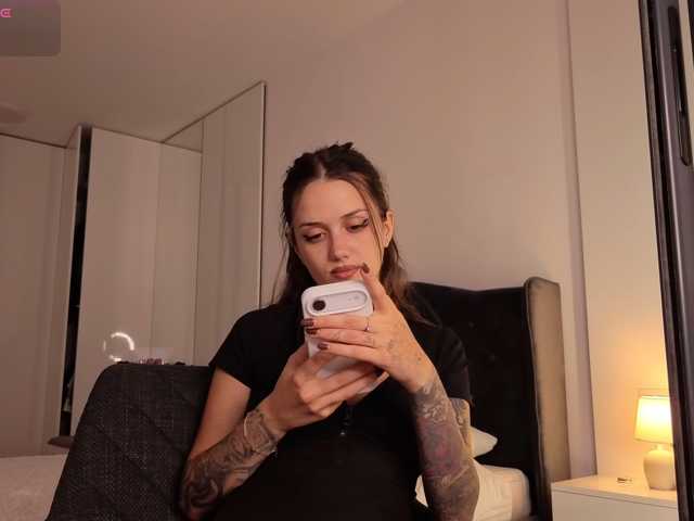 Glossy live cam on BongaCams