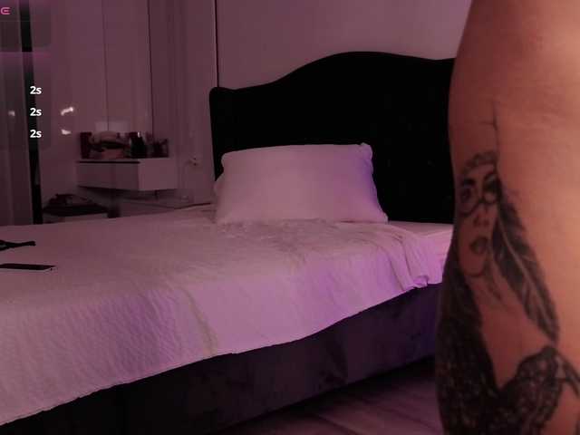 Glossy live cam on BongaCams