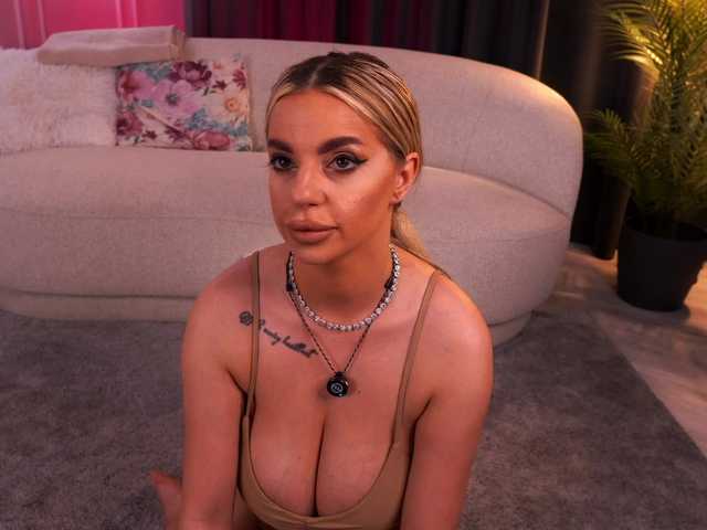 PearlPlenty live cam on BongaCams