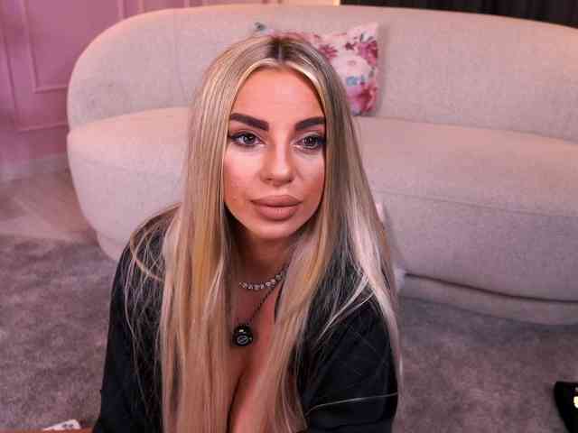 PearlPlenty Live Webcam on BongaCams