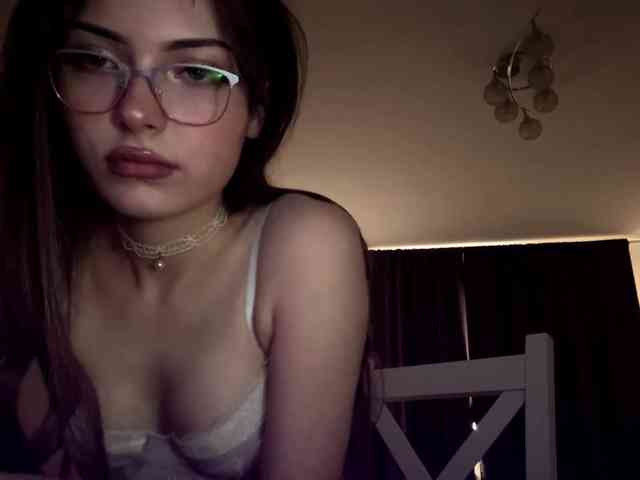 Este modelo está ao vivo agora. HoodKate