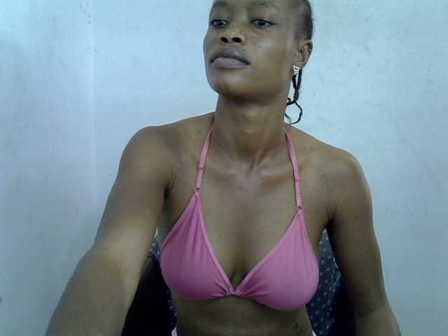 le modèle Berryjuice est en webcam porno dans un show sur le site bongacams, il possède les tags suivants: Ebony,Brunette,Trimmed