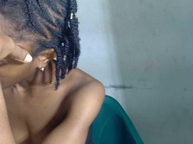 le modèle Sugarxpussy est en webcam porno dans un show sur le site bongacams, il possède les tags suivants: Ebony,Brunette,Trimmed