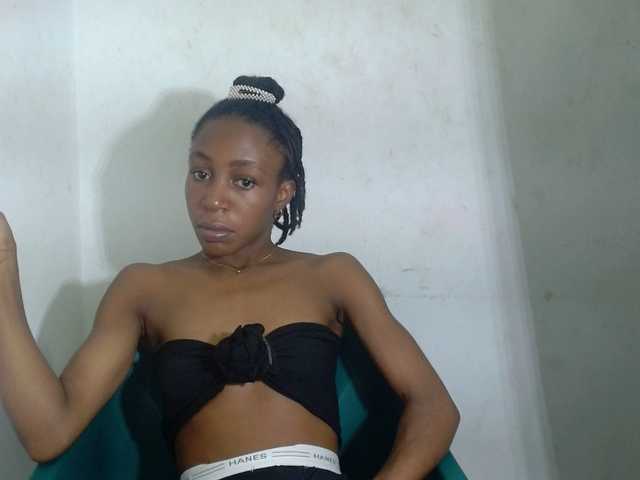 le modèle Sugarxpussy est en webcam porno dans un show sur le site bongacams, il possède les tags suivants: Ebony,Brunette,Trimmed