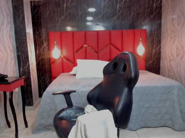 LatinaHoleQueen-1 live webcam show