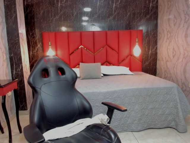 LatinaHoleQueen-1 live webcam show