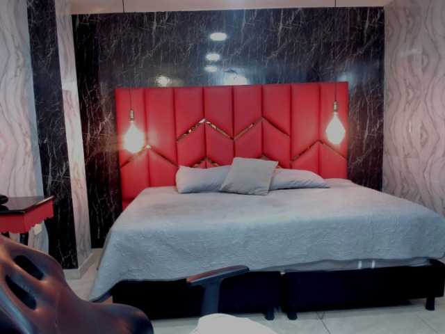 LatinaHoleQueen-1 live cam on BongaCams