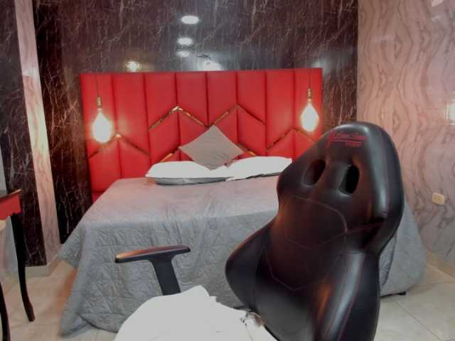 LatinaHoleQueen-1 live webcam show