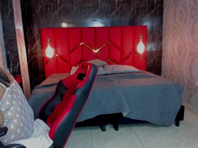 LatinaHoleQueen-1 live cam on BongaCams