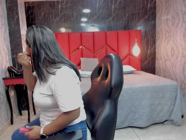 LatinaHoleQueen-1 live cam on BongaCams