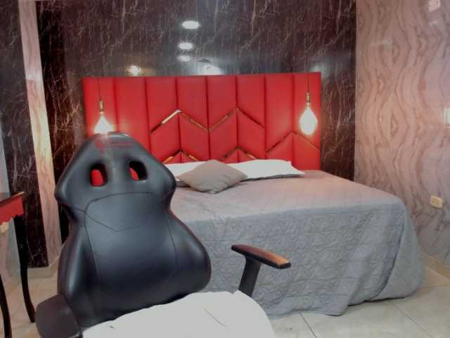LatinaHoleQueen-1 live webcam show